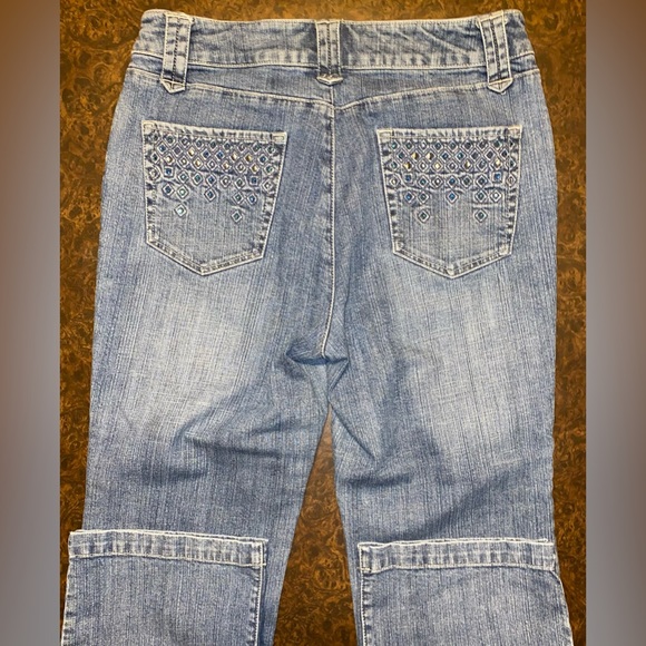 Chico’s Platinum Cropped Jeans with Embellished Pockets in Light-Wash - size 1.5 - Picture 4 of 7